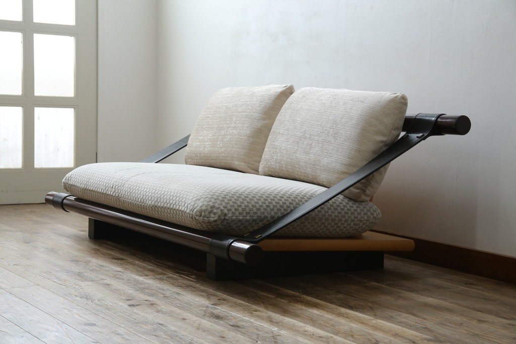 中古　大塚家具購入　モリシゲ(MORISHIGE/森繁)　ユニークなデザインが空間のアクセントになる2人掛けソファ　(R-076655)