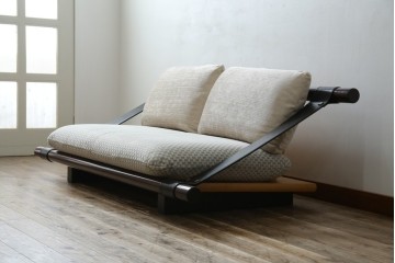 中古　大塚家具購入　モリシゲ(MORISHIGE/森繁)　ユニークなデザインが空間のアクセントになる2人掛けソファ　(R-076655)