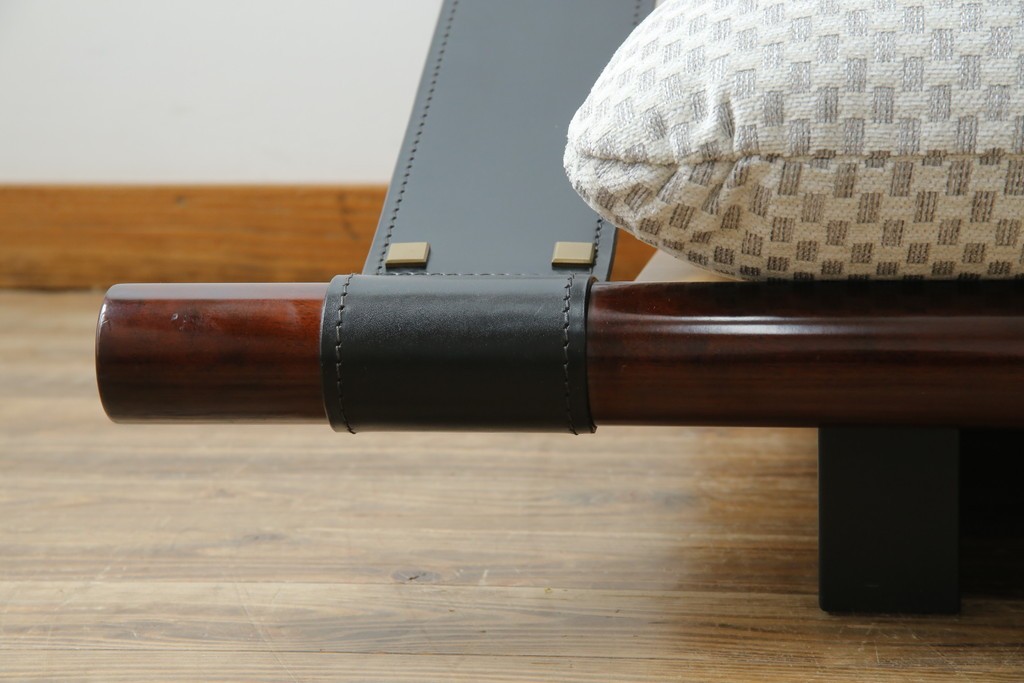 中古　大塚家具購入　モリシゲ(MORISHIGE/森繁)　ユニークなデザインが空間のアクセントになる2人掛けソファ　(R-076655)