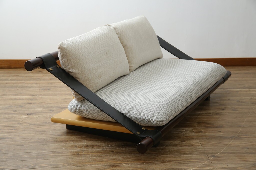 中古　大塚家具購入　モリシゲ(MORISHIGE/森繁)　ユニークなデザインが空間のアクセントになる2人掛けソファ　(R-076655)