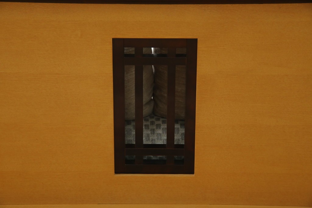 中古　大塚家具購入　モリシゲ(MORISHIGE/森繁)　ユニークなデザインが空間のアクセントになる2人掛けソファ　(R-076655)