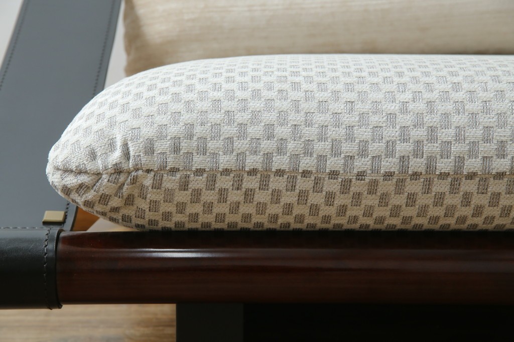 中古　大塚家具購入　モリシゲ(MORISHIGE/森繁)　ユニークなデザインが空間のアクセントになる2人掛けソファ　(R-076655)