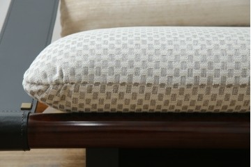 中古　大塚家具購入　モリシゲ(MORISHIGE/森繁)　ユニークなデザインが空間のアクセントになる2人掛けソファ　(R-076655)