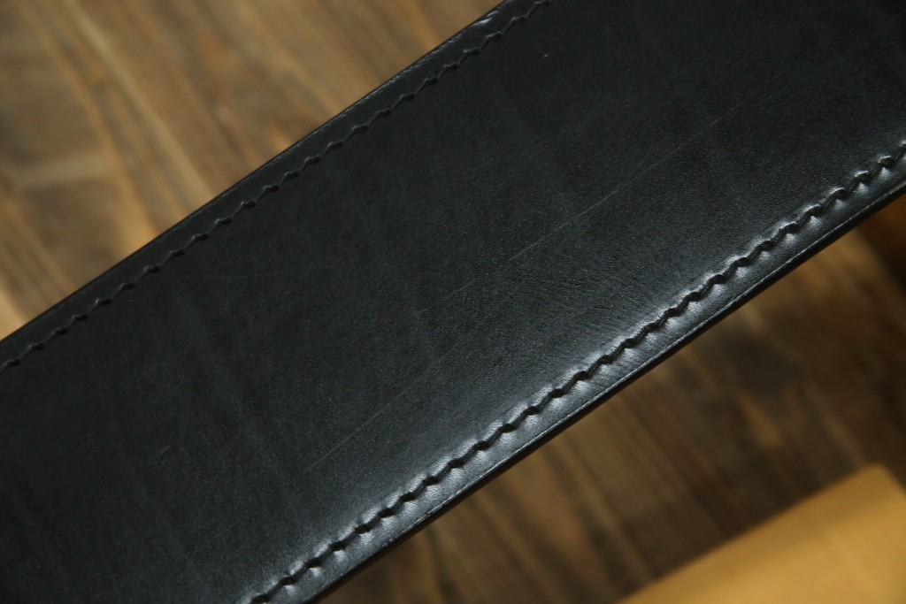 中古　大塚家具購入　モリシゲ(MORISHIGE/森繁)　ユニークなデザインが空間のアクセントになる2人掛けソファ　(R-076655)