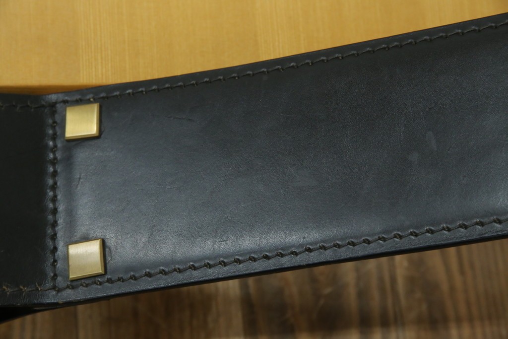 中古　大塚家具購入　モリシゲ(MORISHIGE/森繁)　ユニークなデザインが空間のアクセントになる2人掛けソファ　(R-076655)