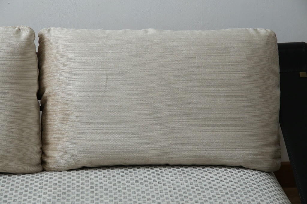 中古　大塚家具購入　モリシゲ(MORISHIGE/森繁)　ユニークなデザインが空間のアクセントになる2人掛けソファ　(R-076655)