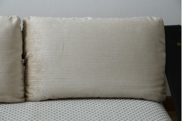 中古　大塚家具購入　モリシゲ(MORISHIGE/森繁)　ユニークなデザインが空間のアクセントになる2人掛けソファ　(R-076655)