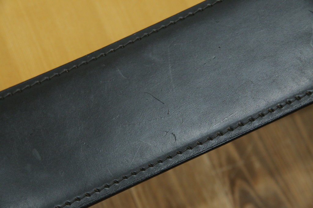 中古　大塚家具購入　モリシゲ(MORISHIGE/森繁)　ユニークなデザインが空間のアクセントになる2人掛けソファ　(R-076655)