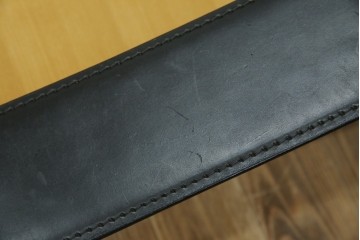 中古　大塚家具購入　モリシゲ(MORISHIGE/森繁)　ユニークなデザインが空間のアクセントになる2人掛けソファ　(R-076655)