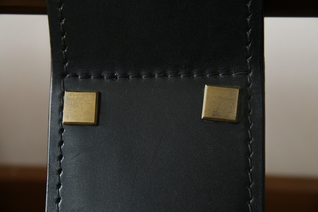 中古　大塚家具購入　モリシゲ(MORISHIGE/森繁)　ユニークなデザインが空間のアクセントになる2人掛けソファ　(R-076655)