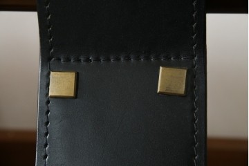 中古　大塚家具購入　モリシゲ(MORISHIGE/森繁)　ユニークなデザインが空間のアクセントになる2人掛けソファ　(R-076655)