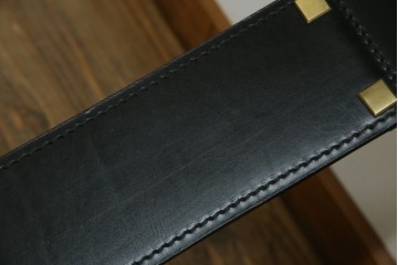 中古　大塚家具購入　モリシゲ(MORISHIGE/森繁)　ユニークなデザインが空間のアクセントになる2人掛けソファ　(R-076655)