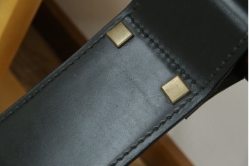 中古　大塚家具購入　モリシゲ(MORISHIGE/森繁)　ユニークなデザインが空間のアクセントになる2人掛けソファ　(R-076655)