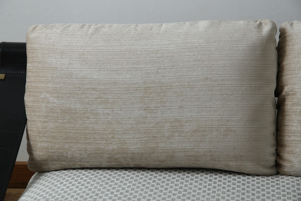 中古　大塚家具購入　モリシゲ(MORISHIGE/森繁)　ユニークなデザインが空間のアクセントになる2人掛けソファ　(R-076655)