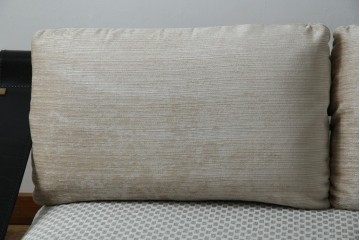 中古　大塚家具購入　モリシゲ(MORISHIGE/森繁)　ユニークなデザインが空間のアクセントになる2人掛けソファ　(R-076655)