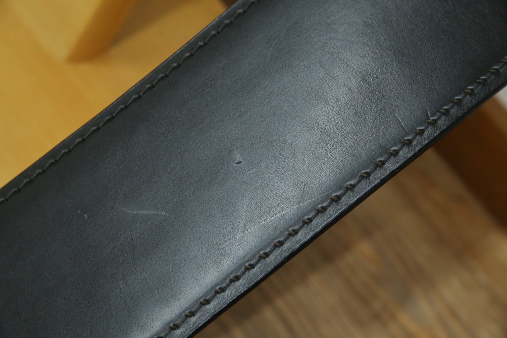 中古　大塚家具購入　モリシゲ(MORISHIGE/森繁)　ユニークなデザインが空間のアクセントになる2人掛けソファ　(R-076655)