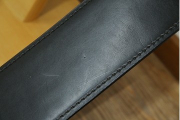 中古　大塚家具購入　モリシゲ(MORISHIGE/森繁)　ユニークなデザインが空間のアクセントになる2人掛けソファ　(R-076655)