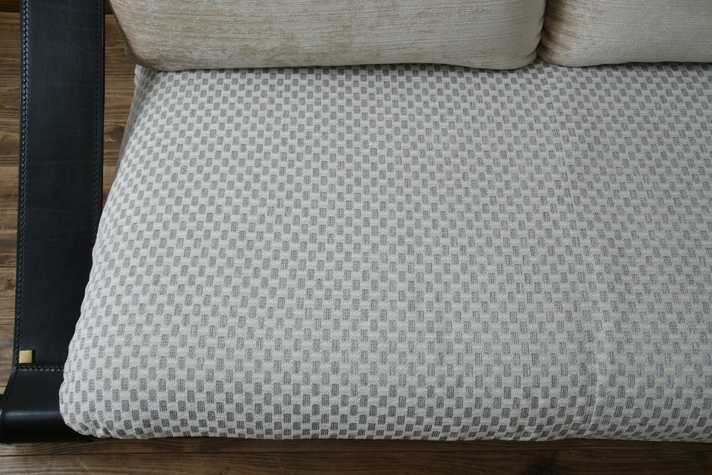 中古　大塚家具購入　モリシゲ(MORISHIGE/森繁)　ユニークなデザインが空間のアクセントになる2人掛けソファ　(R-076655)