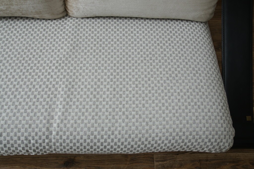 中古　大塚家具購入　モリシゲ(MORISHIGE/森繁)　ユニークなデザインが空間のアクセントになる2人掛けソファ　(R-076655)