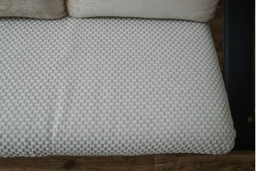 中古　大塚家具購入　モリシゲ(MORISHIGE/森繁)　ユニークなデザインが空間のアクセントになる2人掛けソファ　(R-076655)