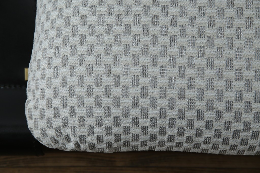 中古　大塚家具購入　モリシゲ(MORISHIGE/森繁)　ユニークなデザインが空間のアクセントになる2人掛けソファ　(R-076655)