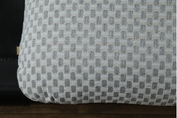 中古　大塚家具購入　モリシゲ(MORISHIGE/森繁)　ユニークなデザインが空間のアクセントになる2人掛けソファ　(R-076655)