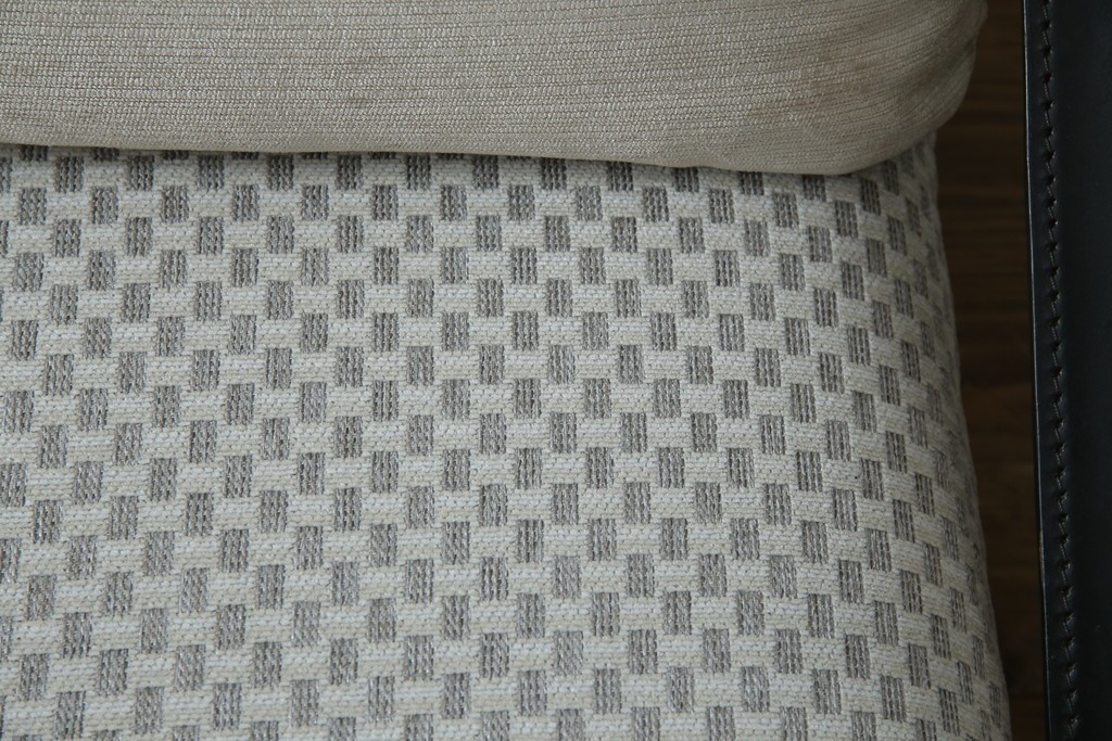 中古　大塚家具購入　モリシゲ(MORISHIGE/森繁)　ユニークなデザインが空間のアクセントになる2人掛けソファ　(R-076655)