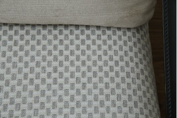 中古　大塚家具購入　モリシゲ(MORISHIGE/森繁)　ユニークなデザインが空間のアクセントになる2人掛けソファ　(R-076655)