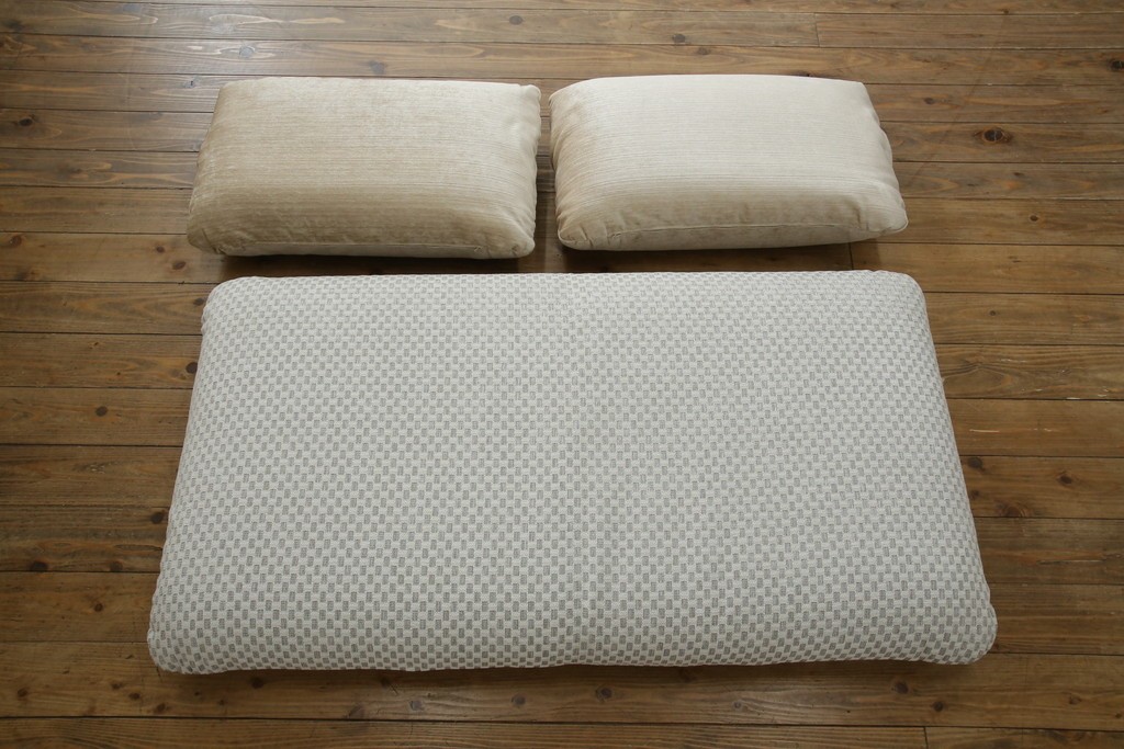 中古　大塚家具購入　モリシゲ(MORISHIGE/森繁)　ユニークなデザインが空間のアクセントになる2人掛けソファ　(R-076655)