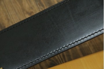 中古　大塚家具購入　モリシゲ(MORISHIGE/森繁)　ユニークなデザインが空間のアクセントになる2人掛けソファ　(R-076655)