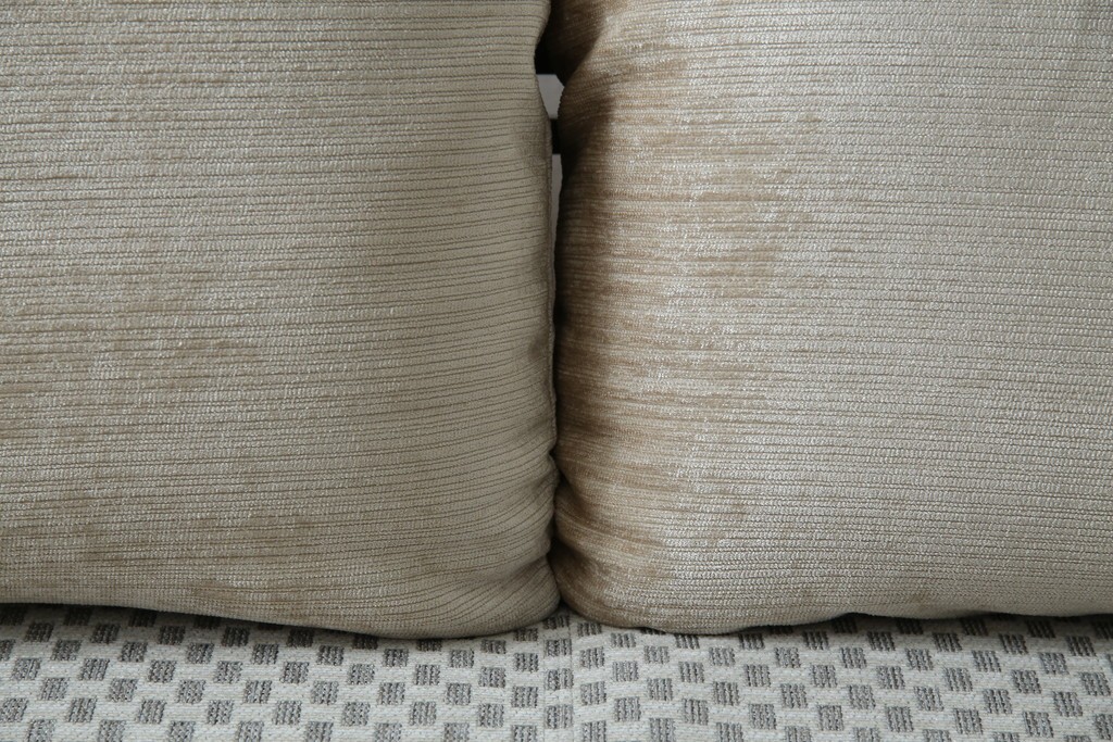 中古　大塚家具購入　モリシゲ(MORISHIGE/森繁)　ユニークなデザインが空間のアクセントになる2人掛けソファ　(R-076655)