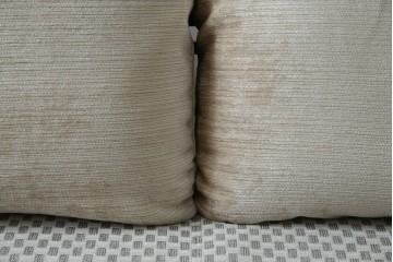 中古　大塚家具購入　モリシゲ(MORISHIGE/森繁)　ユニークなデザインが空間のアクセントになる2人掛けソファ　(R-076655)