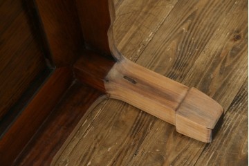 中古　伝統工芸品　大阪唐木指物　中澤唐木　尾崎作　花梨(カリン)材　和モダンな空間づくりにおすすめの座卓　(R-076657)