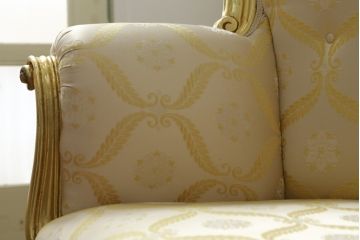中古　美品　イタリア高級家具　SILIK(シリック)　ロココ調　優雅でロマンチックな雰囲気溢れるシェーズロング(カウチソファ、2人掛けソファ、2P、長椅子、二人掛け)(定価約190万円)(R-076658)