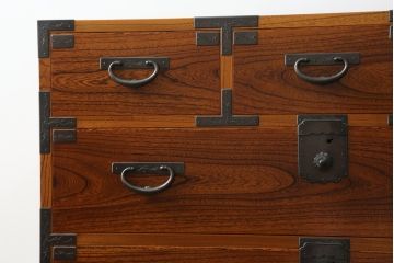 中古　岩谷堂箪笥　伊勢丹オリジナルF型　漆塗り　美しい杢目と手打ち金具が魅力の和箪笥(整理箪笥、衣装タンス、収納たんす、引き出し、サイドチェスト)(R-076659)