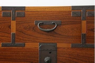 中古　岩谷堂箪笥　伊勢丹オリジナルF型　漆塗り　美しい杢目と手打ち金具が魅力の和箪笥(整理箪笥、衣装タンス、収納たんす、引き出し、サイドチェスト)(R-076659)