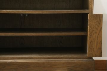 和製ビンテージ　神戸洋家具　オーク材　シックな佇まいが魅力的な彫刻入りサイドボード(サイドキャビネット、テレビ台、テレボビボード、収納棚、戸棚、飾り棚、ヴィンテージ)(R-076662)