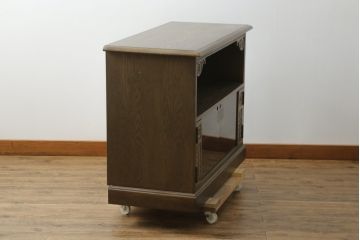 和製ビンテージ　神戸洋家具　オーク材　シックな佇まいが魅力的な彫刻入りサイドボード(サイドキャビネット、テレビ台、テレボビボード、収納棚、戸棚、飾り棚、ヴィンテージ)(R-076662)