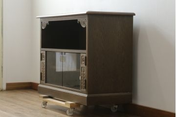 和製ビンテージ　神戸洋家具　オーク材　シックな佇まいが魅力的な彫刻入りサイドボード(サイドキャビネット、テレビ台、テレボビボード、収納棚、戸棚、飾り棚、ヴィンテージ)(R-076662)