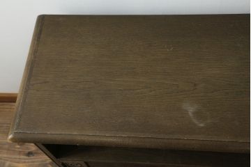 和製ビンテージ　神戸洋家具　オーク材　シックな佇まいが魅力的な彫刻入りサイドボード(サイドキャビネット、テレビ台、テレボビボード、収納棚、戸棚、飾り棚、ヴィンテージ)(R-076662)