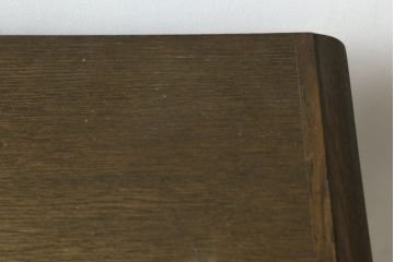 和製ビンテージ　神戸洋家具　オーク材　シックな佇まいが魅力的な彫刻入りサイドボード(サイドキャビネット、テレビ台、テレボビボード、収納棚、戸棚、飾り棚、ヴィンテージ)(R-076662)