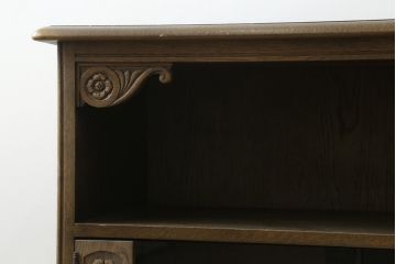 和製ビンテージ　神戸洋家具　オーク材　シックな佇まいが魅力的な彫刻入りサイドボード(サイドキャビネット、テレビ台、テレボビボード、収納棚、戸棚、飾り棚、ヴィンテージ)(R-076662)