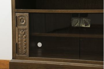 和製ビンテージ　神戸洋家具　オーク材　シックな佇まいが魅力的な彫刻入りサイドボード(サイドキャビネット、テレビ台、テレボビボード、収納棚、戸棚、飾り棚、ヴィンテージ)(R-076662)