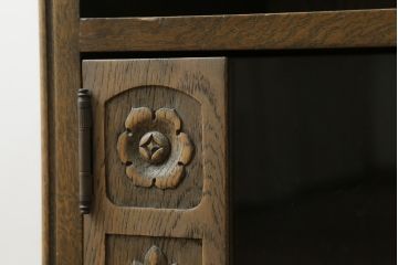 和製ビンテージ　神戸洋家具　オーク材　シックな佇まいが魅力的な彫刻入りサイドボード(サイドキャビネット、テレビ台、テレボビボード、収納棚、戸棚、飾り棚、ヴィンテージ)(R-076662)