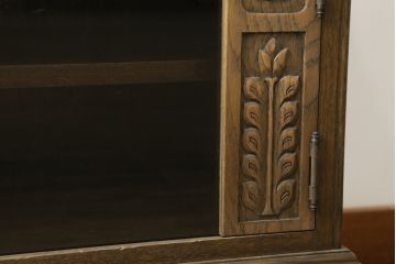 和製ビンテージ　神戸洋家具　オーク材　シックな佇まいが魅力的な彫刻入りサイドボード(サイドキャビネット、テレビ台、テレボビボード、収納棚、戸棚、飾り棚、ヴィンテージ)(R-076662)