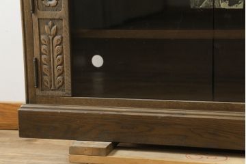 和製ビンテージ　神戸洋家具　オーク材　シックな佇まいが魅力的な彫刻入りサイドボード(サイドキャビネット、テレビ台、テレボビボード、収納棚、戸棚、飾り棚、ヴィンテージ)(R-076662)