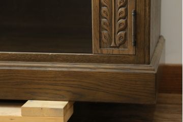 和製ビンテージ　神戸洋家具　オーク材　シックな佇まいが魅力的な彫刻入りサイドボード(サイドキャビネット、テレビ台、テレボビボード、収納棚、戸棚、飾り棚、ヴィンテージ)(R-076662)