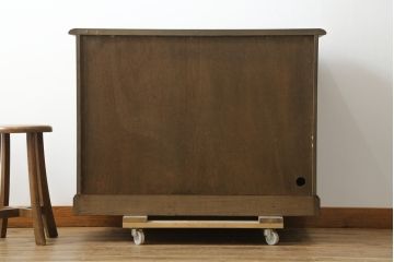 和製ビンテージ　神戸洋家具　オーク材　シックな佇まいが魅力的な彫刻入りサイドボード(サイドキャビネット、テレビ台、テレボビボード、収納棚、戸棚、飾り棚、ヴィンテージ)(R-076662)