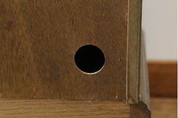 和製ビンテージ　神戸洋家具　オーク材　シックな佇まいが魅力的な彫刻入りサイドボード(サイドキャビネット、テレビ台、テレボビボード、収納棚、戸棚、飾り棚、ヴィンテージ)(R-076662)