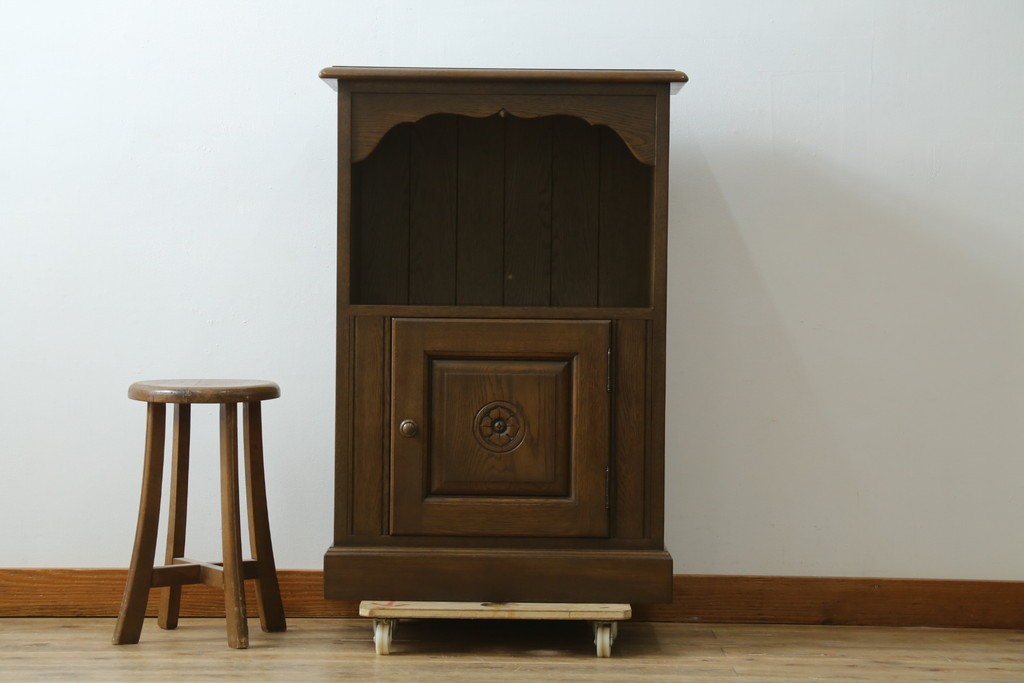 中古　神戸洋家具　オーク材　彫刻入り　落ち着いた色味が魅力的な電話台　(R-076663)